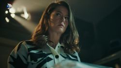 Rezumat episodul 19 „Fata de la fereastră”, difuzat în 31 octombrie la Kanal D: Sedat se pregătește să fugă din țară împreună cu Cana și copiii ei Rezumat episodul 19 „Fata de la fereastră”, difuzat în 31 octombrie la Kanal D: Sedat se pregătește să fugă din țară împreună cu Cana și copiii ei